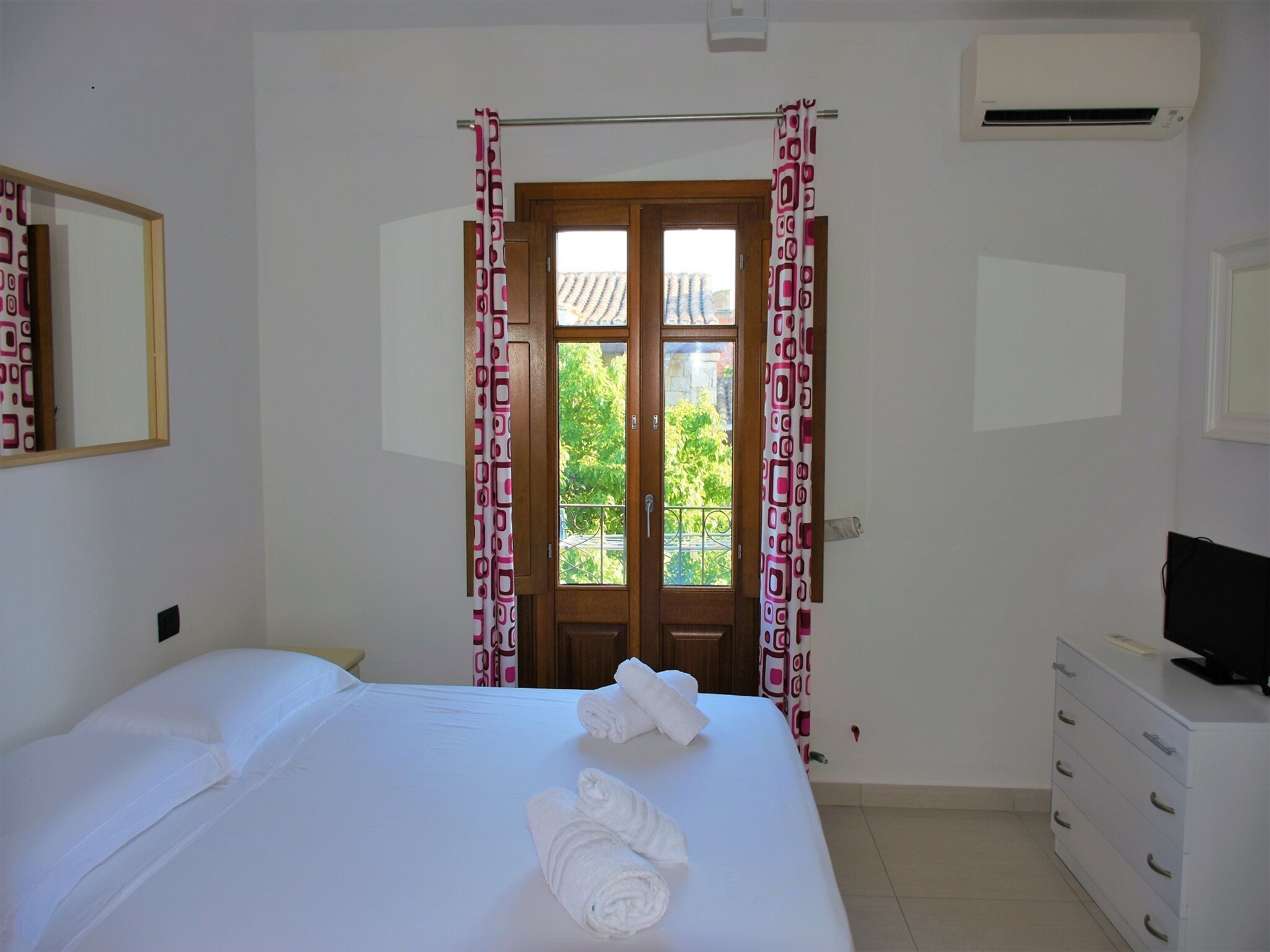 Villa Menhir. Giardino mediterraneo. Vista sulle montagne. 5 minuti dalla spiaggia. Zona tranquilla