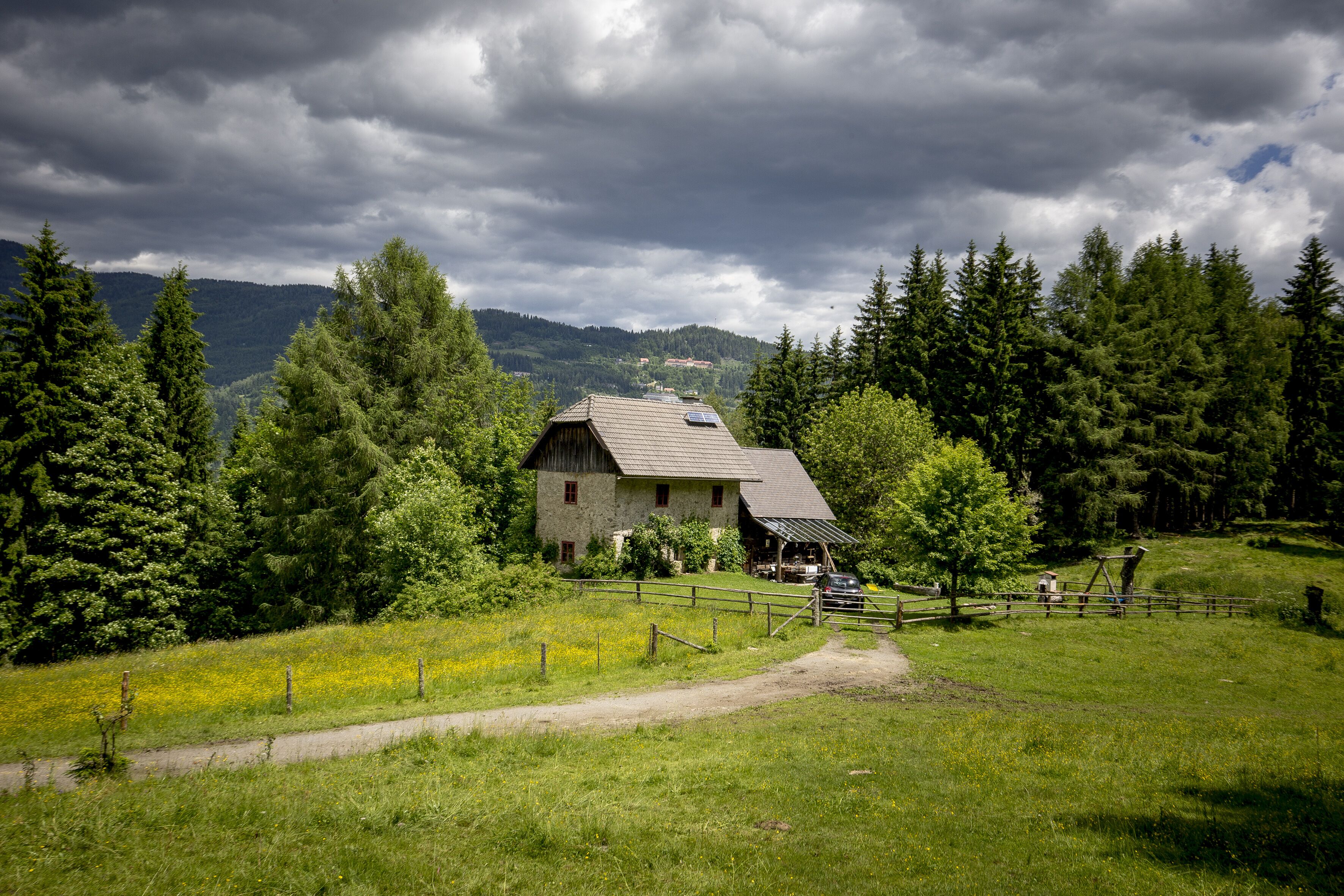 Almhütte Bauernhof Mandl with \"hot pot\" and pond
