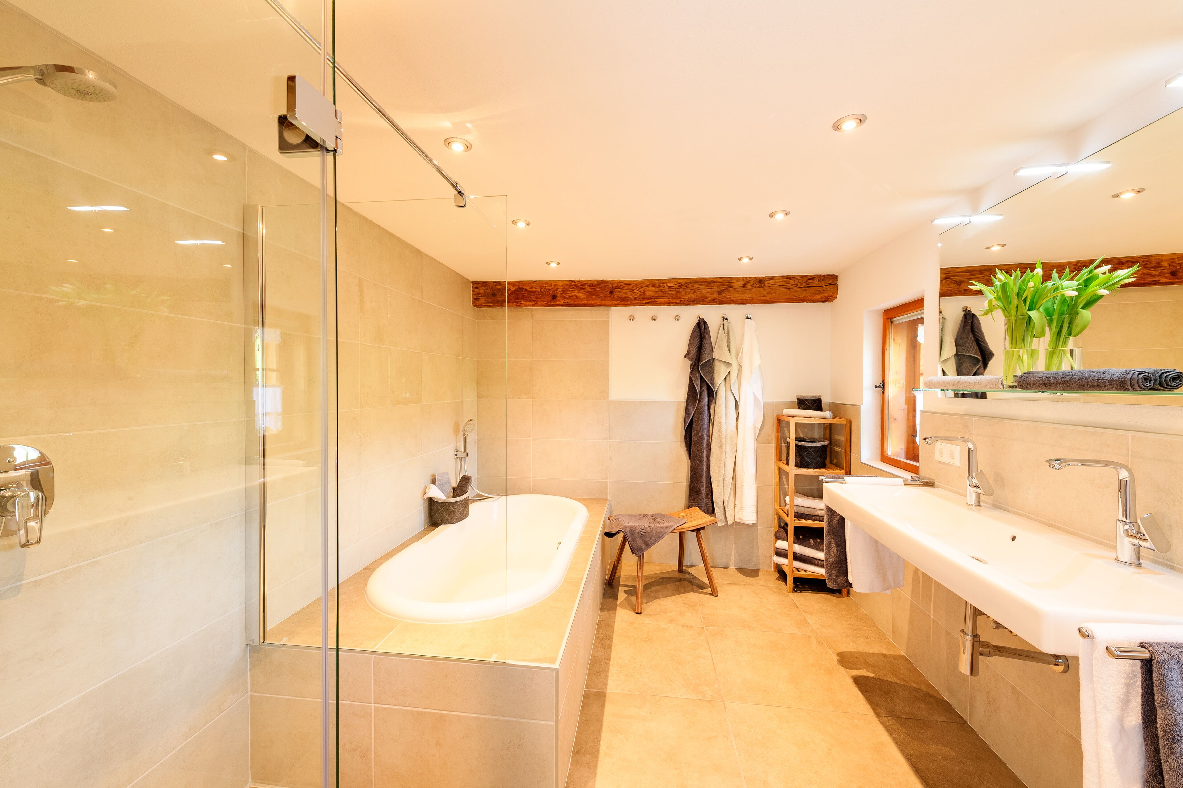 Badewanne, Haartrockner, Handtücher, Seife