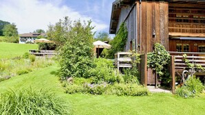 Ein rustikales Holzhaus mit Balkon und Garten.