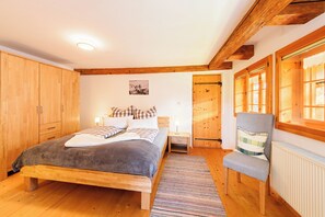 4 bedrooms, in-room safe, iron/ironing board, travel cot