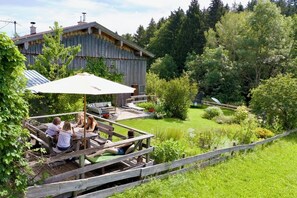Outdoor dining - Manor Rocky Docky, historic building in a secluded location at the Niedersonthofner lake (Waltenhofen)
