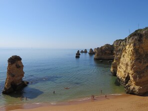 Plage à proximité, chaises longues, serviettes de plage