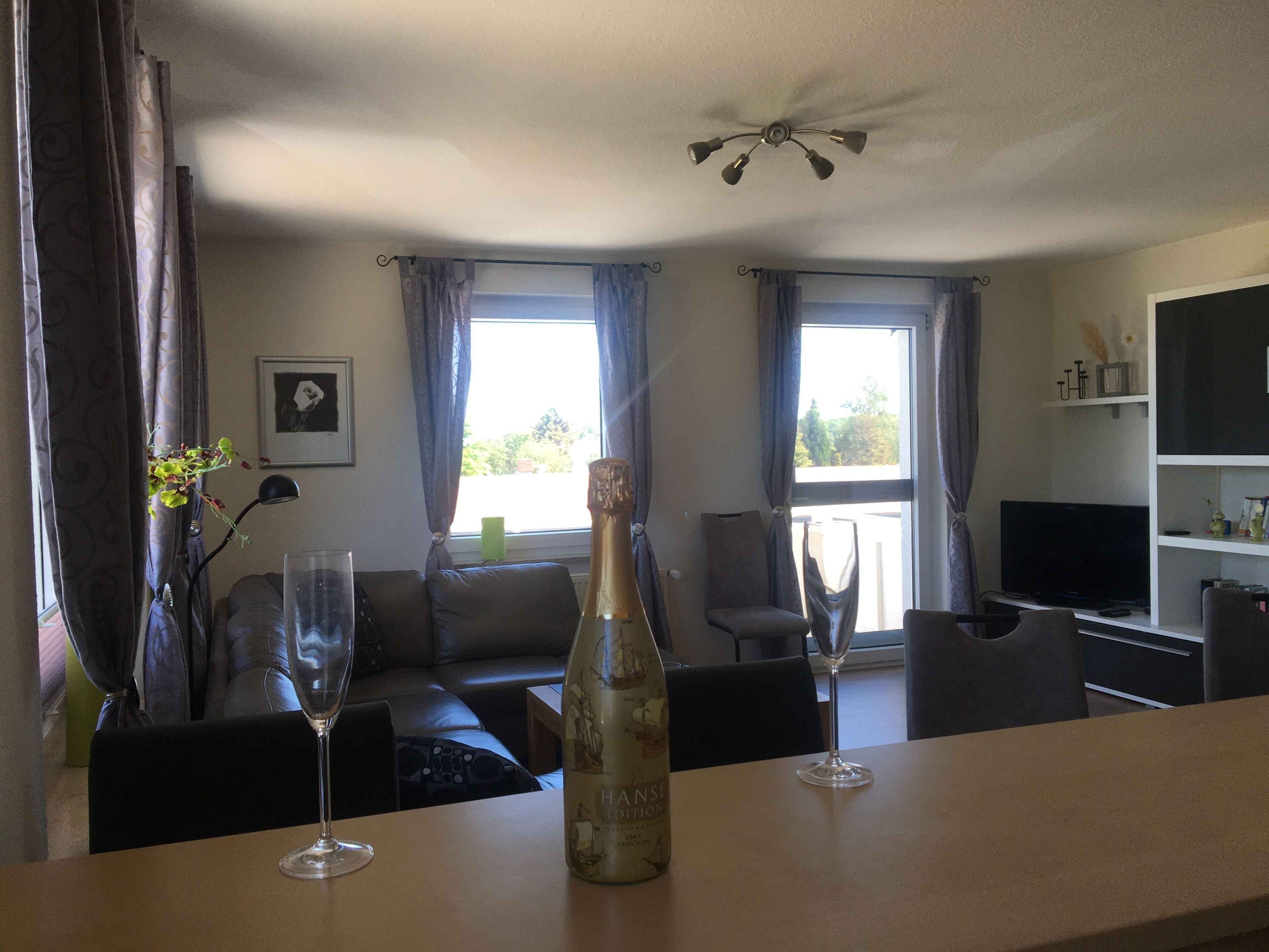 Panoramic views, 50m to the beach, unique feel-good atmosphere. Daily. Getting poss