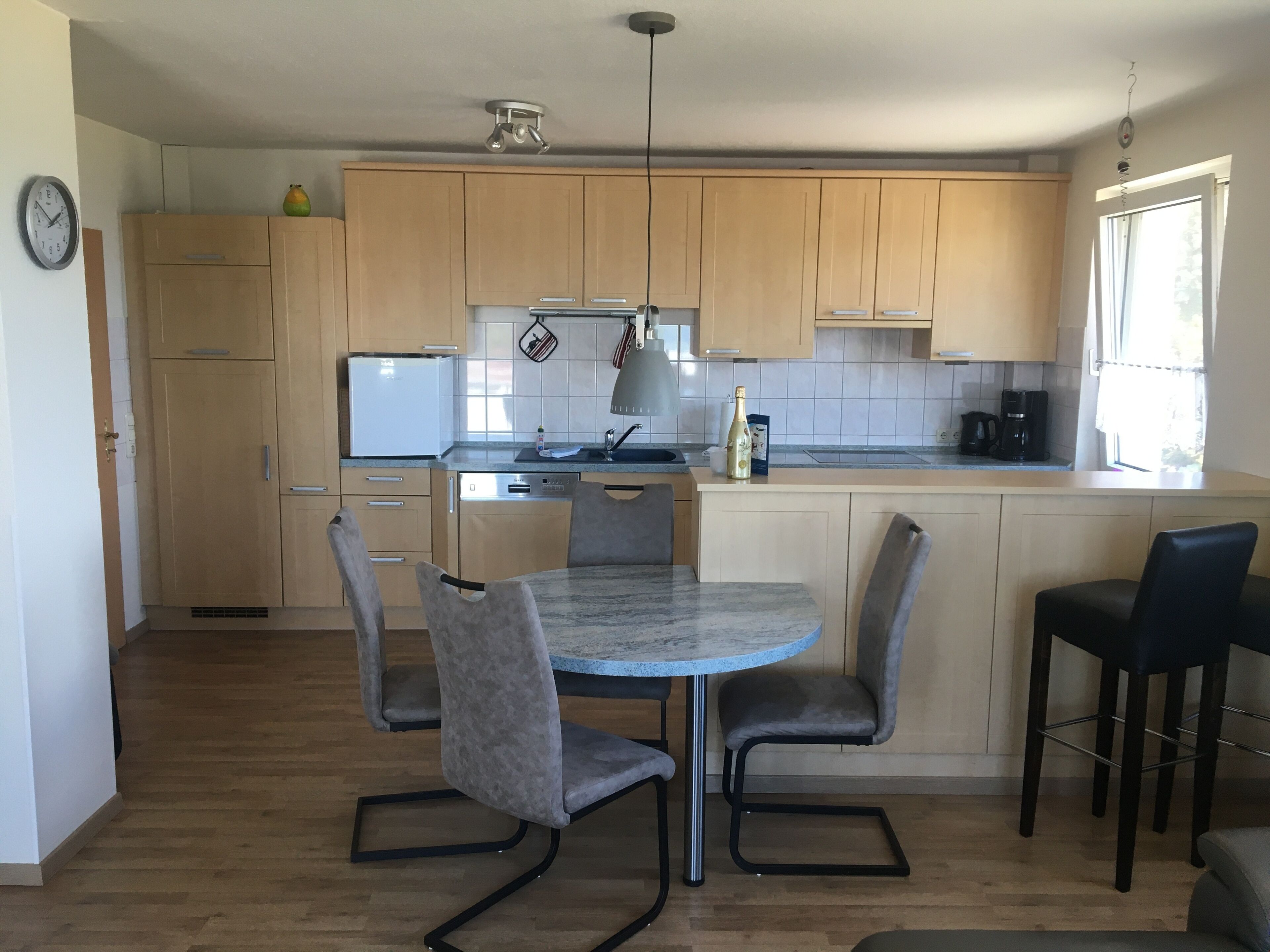 Panoramic views, 50m to the beach, unique feel-good atmosphere. Daily. Getting poss