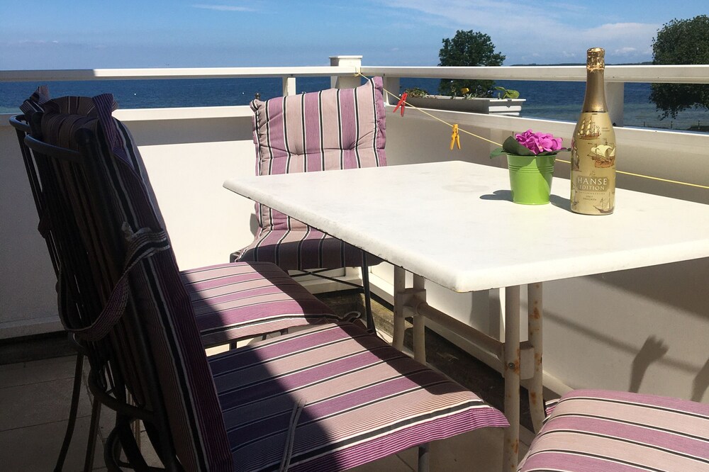 Panoramic views, 50m to the beach, unique feel-good atmosphere. Daily. Getting poss