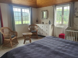 4 chambres, fer et planche à repasser, lit de bébé portatif, Wi-Fi