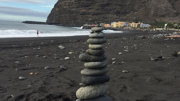 Tæt på stranden, liggestole, badehåndklæder