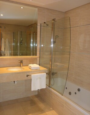Baignoire, sèche-cheveux, bidet, serviettes fournies