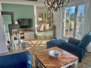 Smart TV, fireplace, DVD player, books