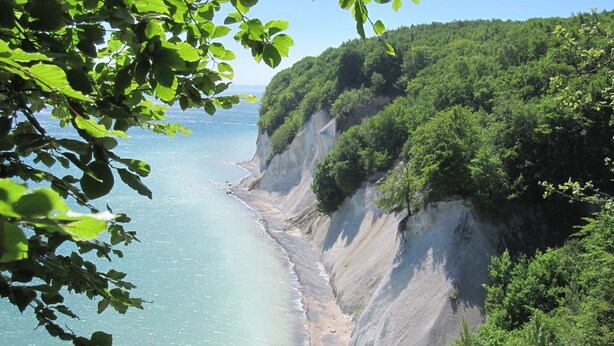 A coastal landscape with a cliffside and beach. - Comfortable penthouse apartment with 5 stars, 50 m to beach (Mecklenburg Vorpommern)
