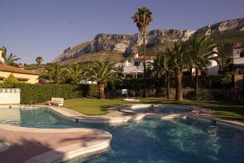 Beautiful CASA PEPPO, private garden, communal pool, mountain views, Montgo