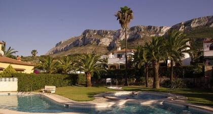 Beautiful CASA PEPPO, private garden, communal pool, mountain views, Montgo