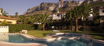 * Casa tranquilla con giardino privato u. Piscina comunitaria a Denia vicino a Montgo