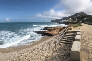 Chaises longues, serviettes de plage