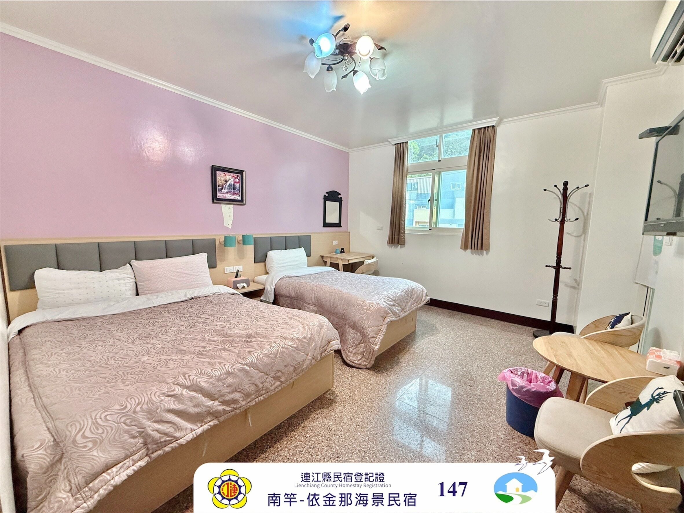 Tremannsrom – standard | Skrivebord, skrivebord for bærbar PC og blendingsgardiner