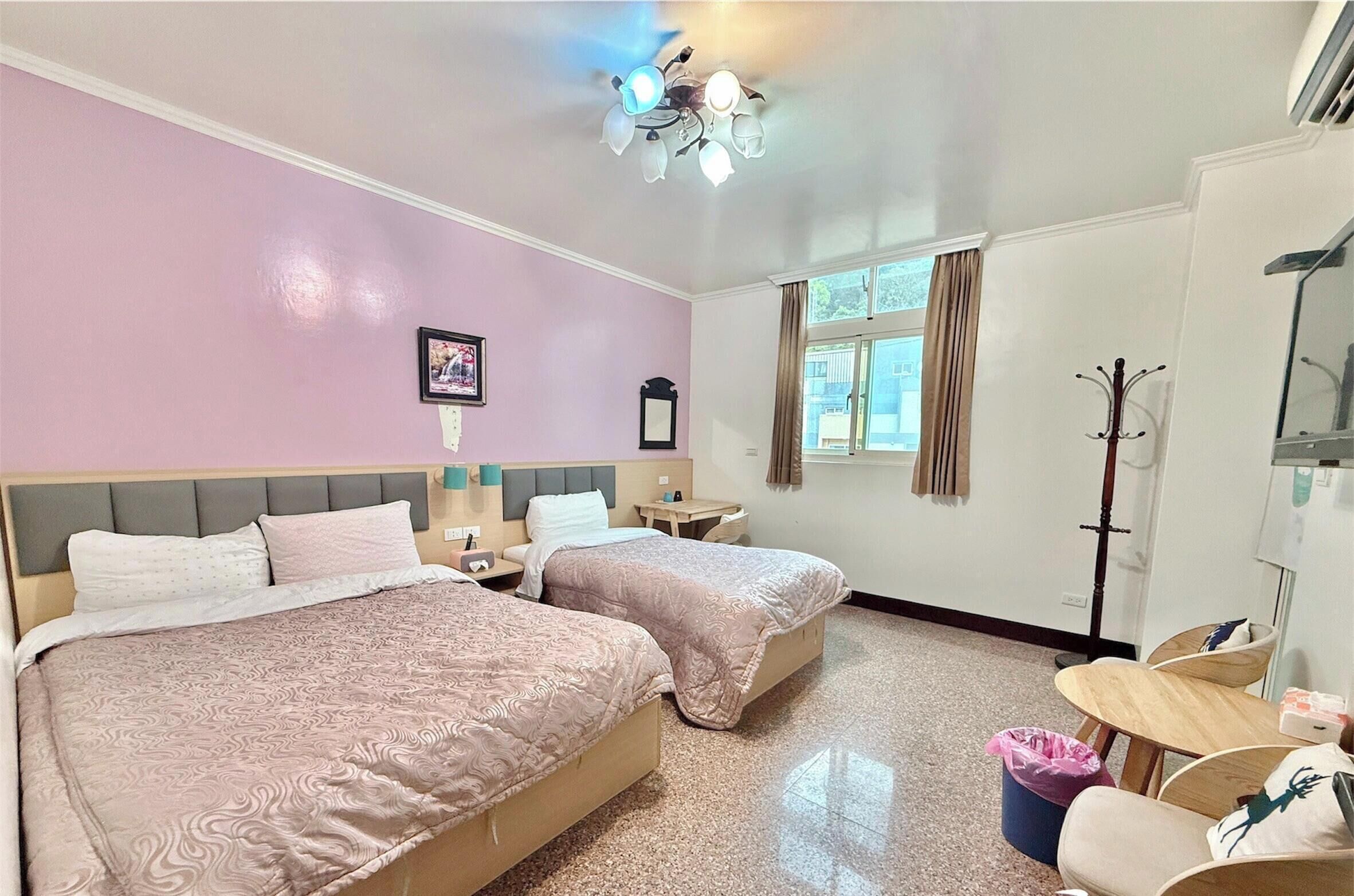 مكتب ومساحة عمل للكمبيوتر المحمول وستائر تعتيم وواي فاي مجانًا