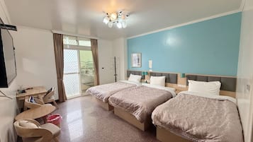 Habitación triple estándar, 3 camas individuales | Escritorio, espacio para trabajar con laptop y cortinas blackout