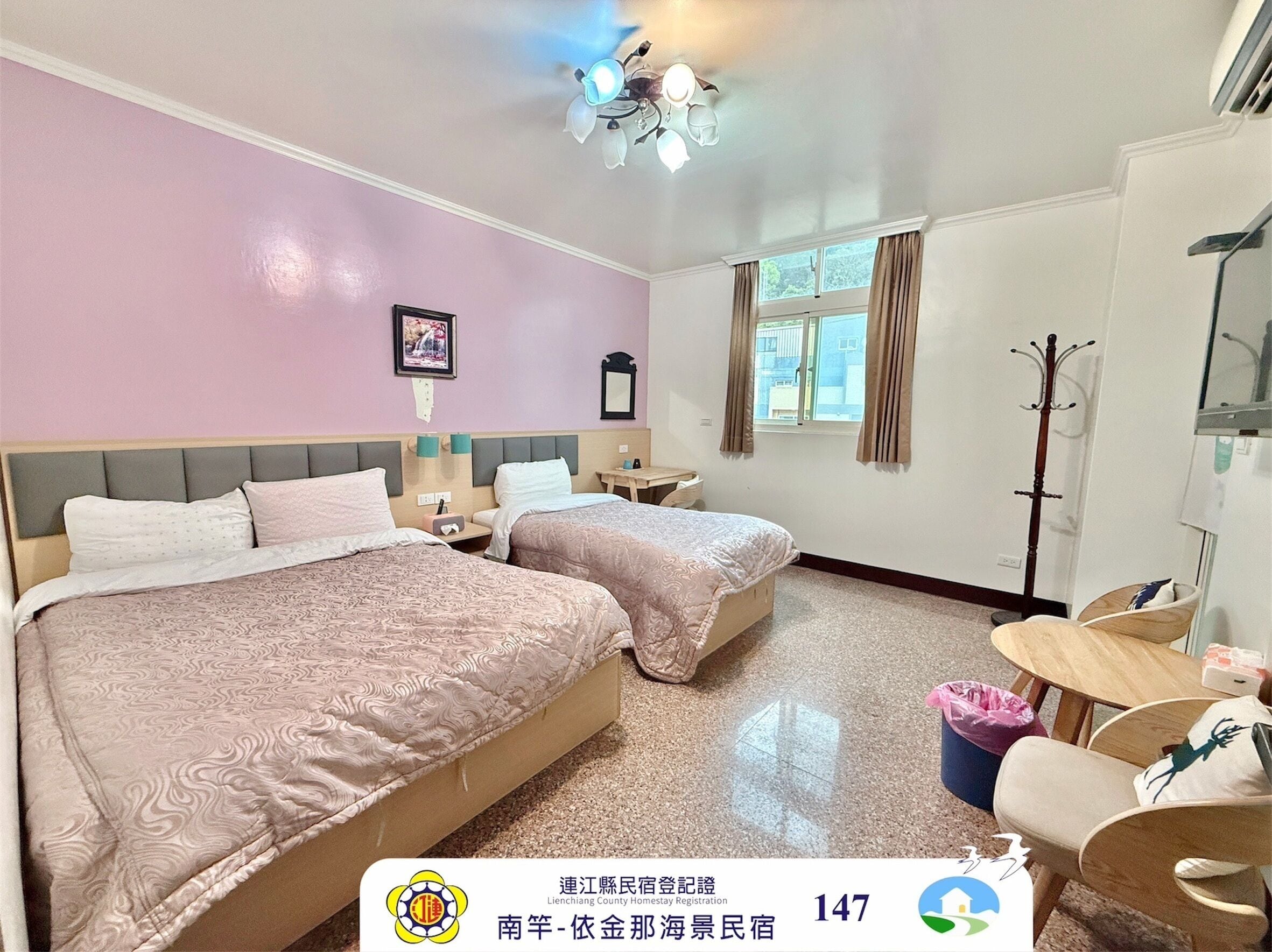 Tremannsrom – standard | Skrivebord, skrivebord for bærbar PC og blendingsgardiner