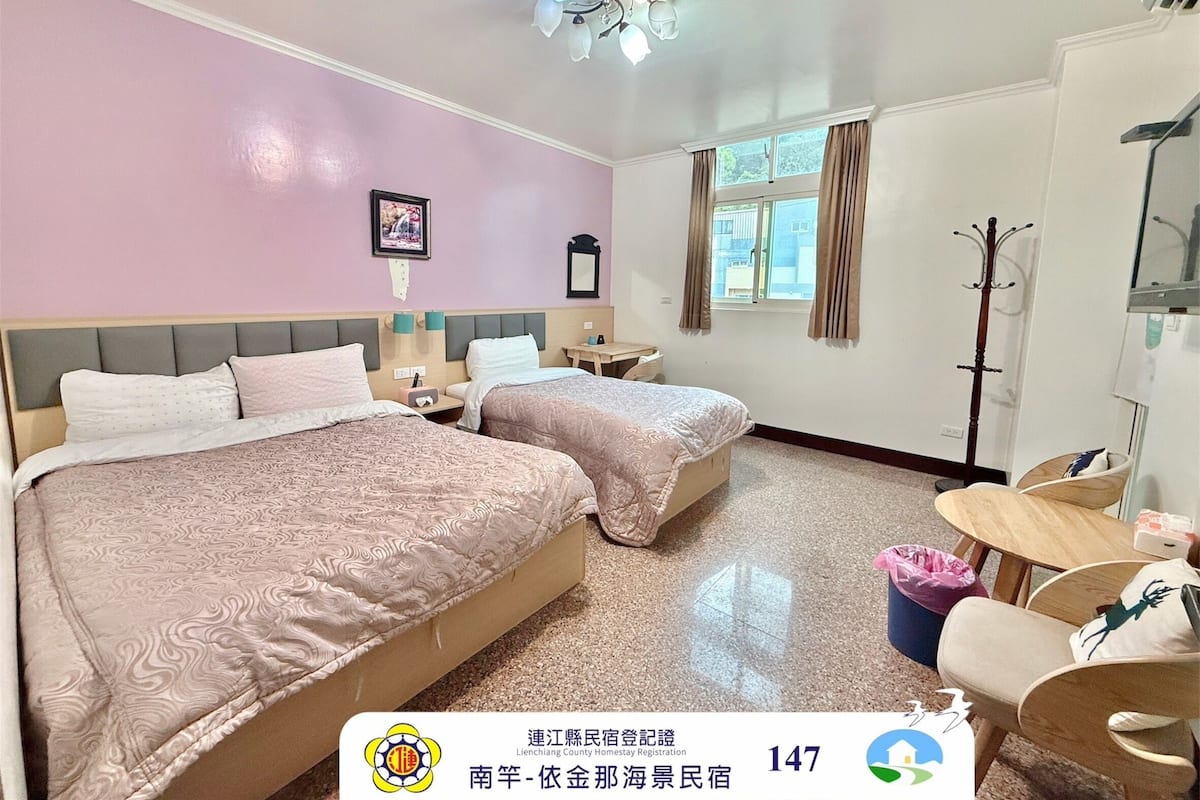 Quarto triplo standard | Escrivaninha, espaço de trabalho para notebook, cortinas blackout