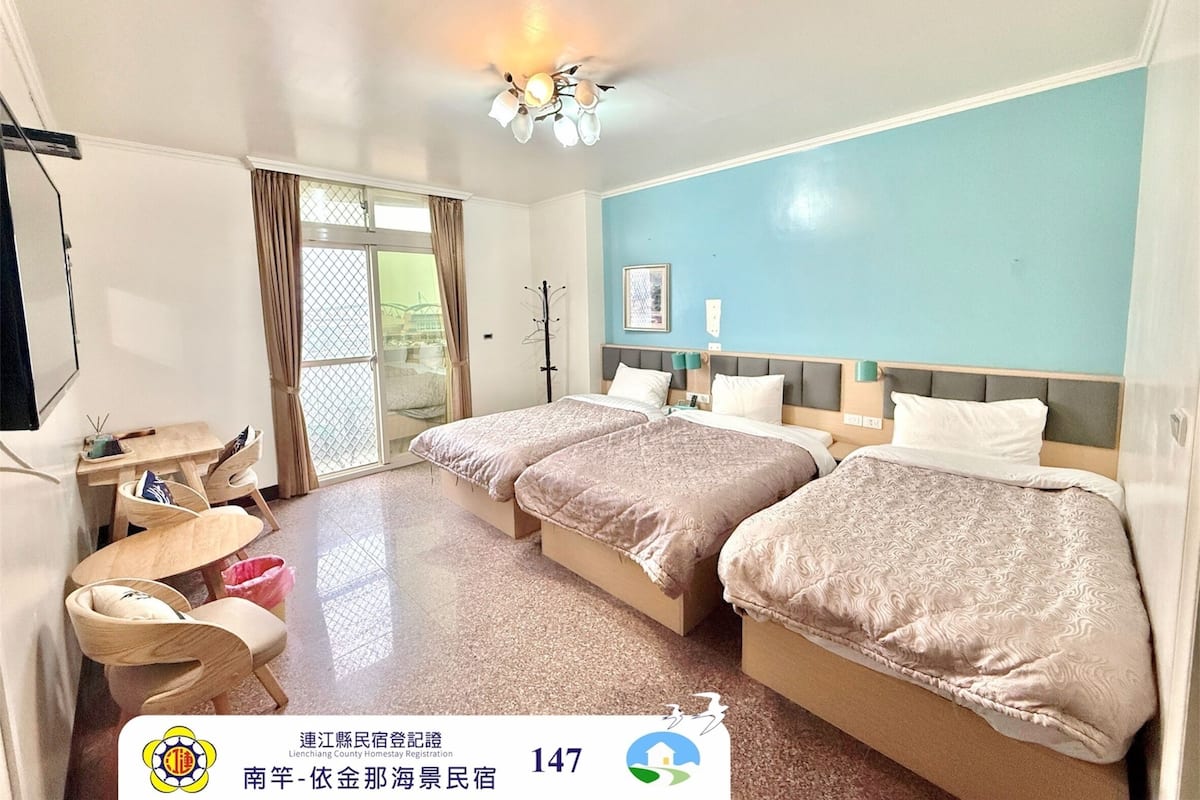 Quarto triplo standard, 3 camas de solteiro | Escrivaninha, espaço de trabalho para notebook, cortinas blackout