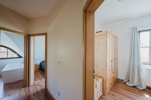 3 bedrooms, in-room safe, iron/ironing board, travel crib