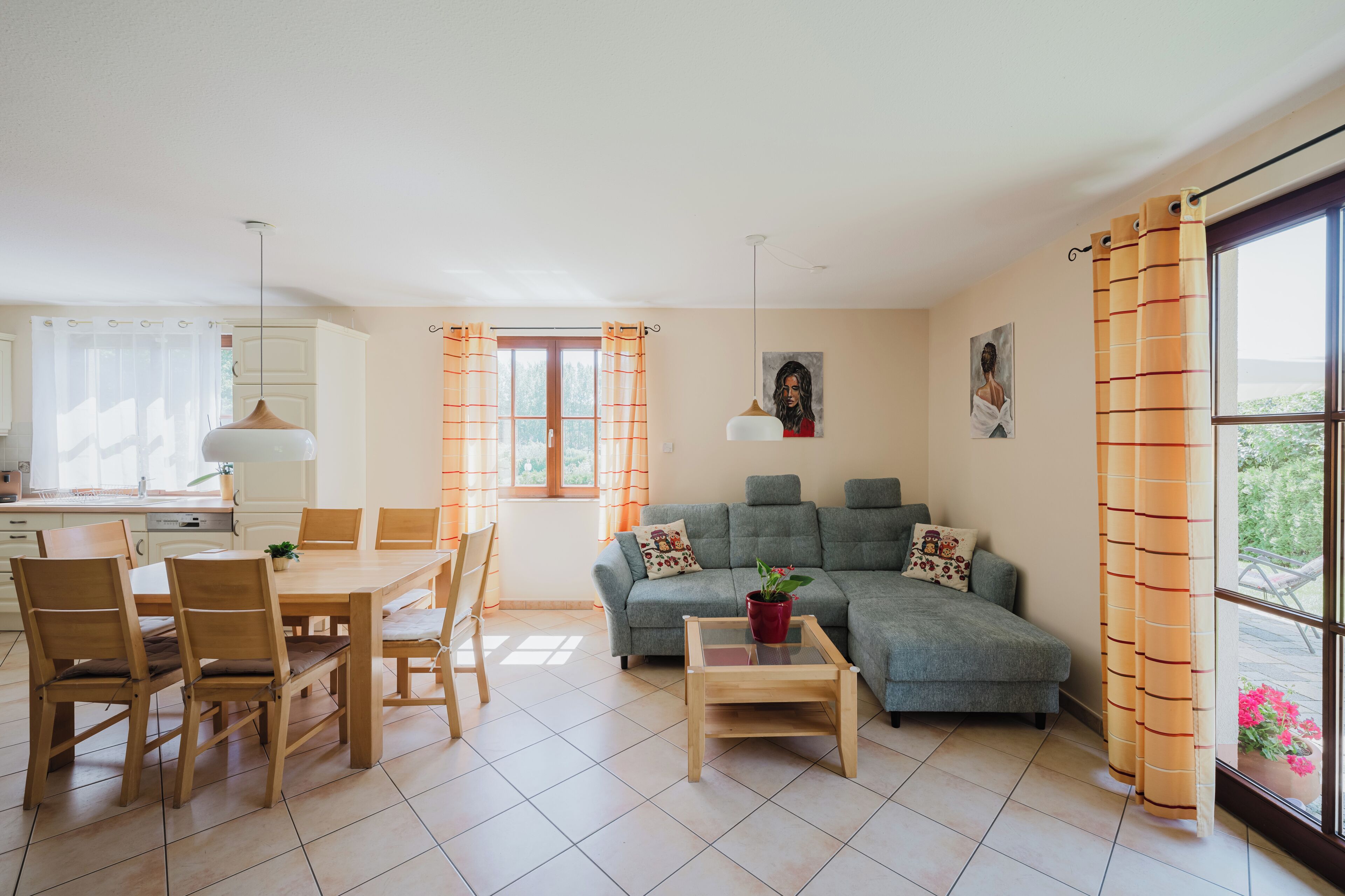 Smart-TV, Kamin, DVD-Player, Bücher