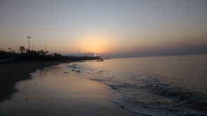 Vlak bij het strand, ligstoelen