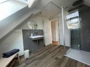 Badekar, hårtørrer, håndklæder, Toiletpapir