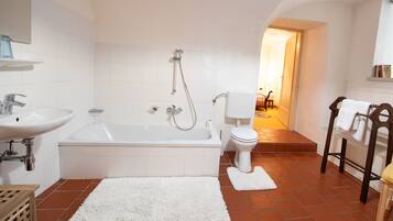 Badewanne, Haartrockner, Handtücher