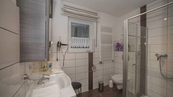 Combined shower/bathtub, hair dryer, towels, soap