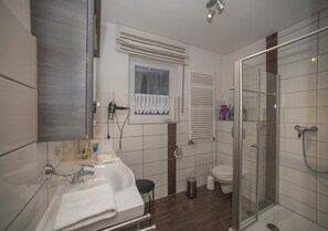 Combined shower/bathtub, hair dryer, towels, soap