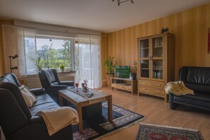 Smart TV, books, stereo