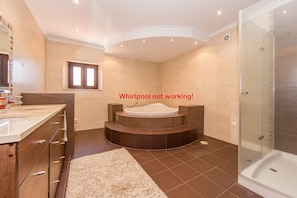 Combined shower/tub, hair dryer, bidet, towels - Modern, large and beautiful villa with pool/garden in Azeitão south of Lisbon. (Azeitão, Setubal)