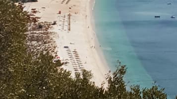 Perto da praia, espreguiçadeiras