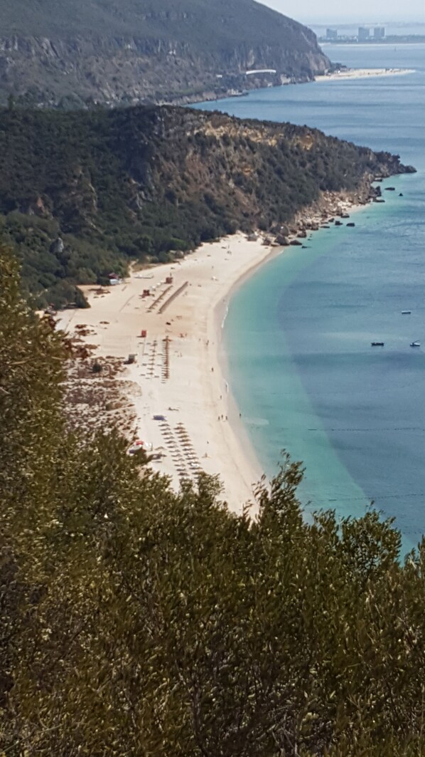Nær stranden og solsenger