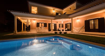 Villa moderne, grande et belle pour 10 personnes avec piscine et jardin Ă AzeitĂŁo.