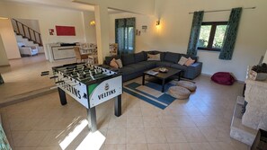 Smart TV, table football, books - Modern, large and beautiful villa with pool/garden in Azeitão south of Lisbon. (Azeitão, Setubal)