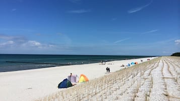 Nära stranden och solstolar