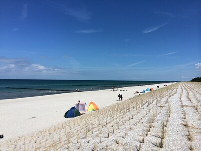 Top location, close to the beach, sun terrace, 5 bedrooms, 3 bathrooms, sauna, fireplace, 4 parking spaces