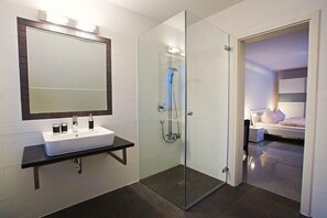 Combined shower/tub, hair dryer, towels, soap - Top location, close to the beach, sun terrace, 5 bedrooms, 3 bathrooms, sauna, fireplace, 4 parking spaces (Mecklenburg Vorpommern)