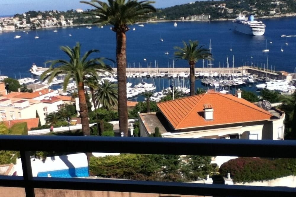 Luxury apartment, stunning sea, coastal and mountain views,swimming pool,terrac