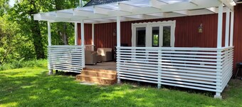 Large cozy house with fireplace and pool for 8 people by the river