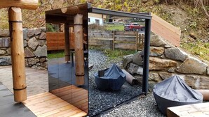 Una estructura de pérgola de madera con un muro de piedra de fondo, un espacio de descanso con un sillón de tina negro y un brasero.