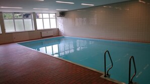 Innendørsbasseng og et oppvarmet basseng