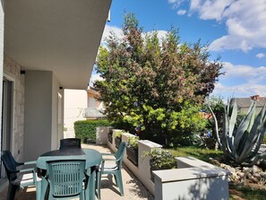 Outdoor dining - Apartment DiSente °1 in Krk, family friendly, close to the center, pets allowed (Krk)