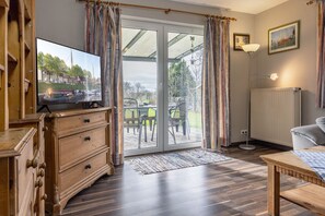 Fernseher, Kamin, Stereoanlage