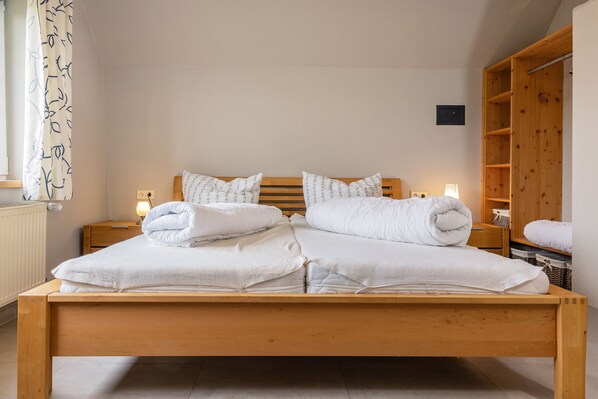 3 bedrooms, iron/ironing board, free WiFi