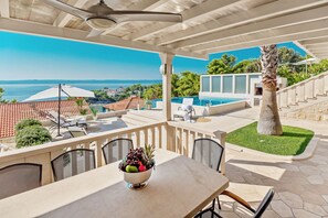 Outdoor dining - Vast villa, private heated pool - *free dinner offer (Selca)