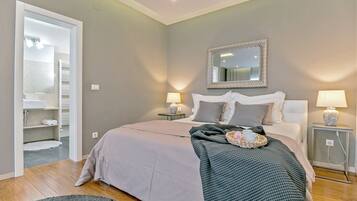 6 bedrooms, iron/ironing board, WiFi, bed sheets